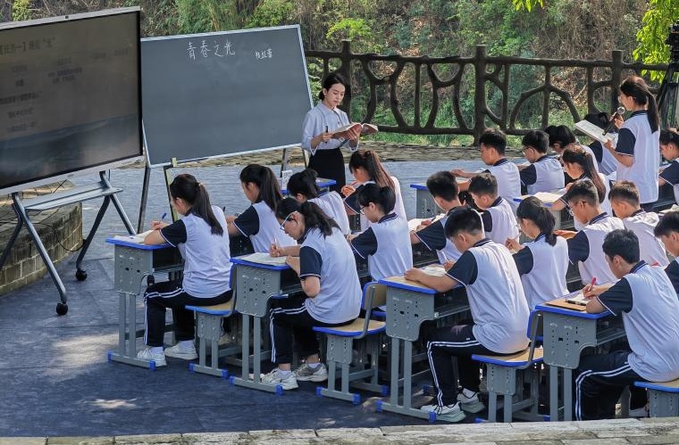 什么是“青春之光”？大榕树下的一堂语文课，给出了答案